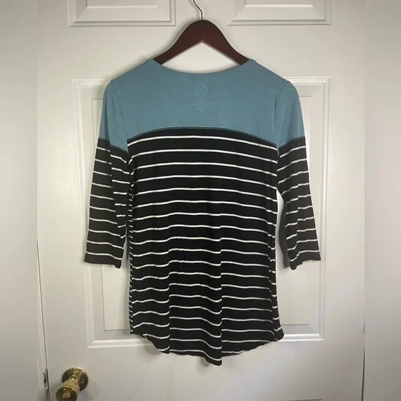 Maurice striped top with 3/4 length sleeve. Has‎ a solid color on top. - Picture 6 of 7